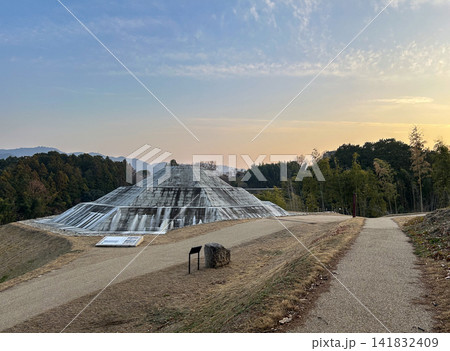 世界遺産 初冬の牽牛子塚古墳 (けんごしづかこふん) 世界遺産 初冬の牽牛子塚古墳 (けんごしづかこふん) 141832409