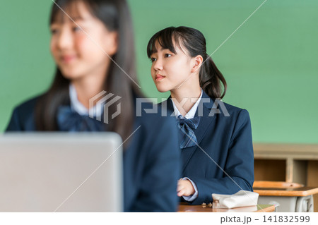 パソコン,タブレットを使って勉強する制服姿の中学生,高校生の女子生徒 パソコン,タブレットを使って勉強する制服姿の中学生,高校生の女子生徒 141832599