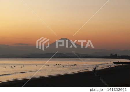 湘南鵠沼海岸 日没後の空に浮かぶ富士山のシルエット 湘南鵠沼海岸 日没後の空に浮かぶ富士山のシルエット 141832661