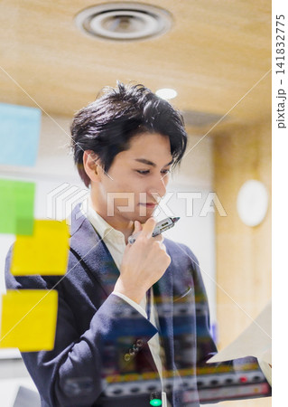 会議室で資料を手にプレゼンを行う男性 会議室で資料を手にプレゼンを行う男性 141832775