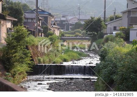 住宅街と川と橋のある町並みの風景 141832905