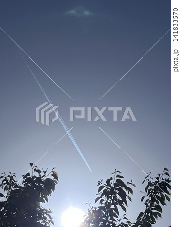 青空と太陽に向かって伸びる一本の飛行機雲 青空と太陽に向かって伸びる一本の飛行機雲 141833570