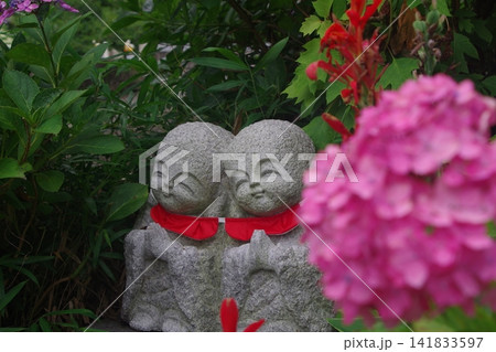 お地蔵様と紫陽花の花 お地蔵様と紫陽花の花 141833597