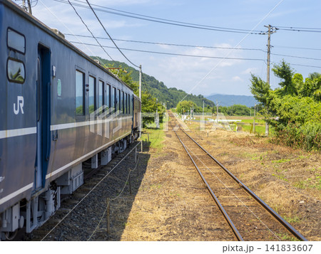 若桜鉄道隼駅に置かれたオロ12系と路線の風景 若桜鉄道隼駅に置かれたオロ12系と路線の風景 141833607