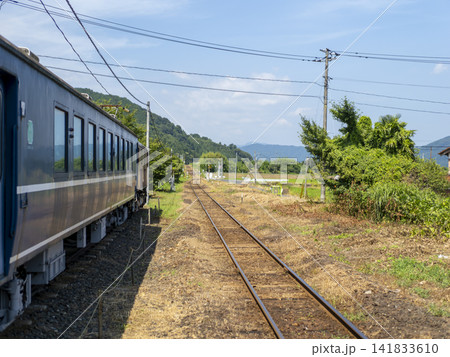 若桜鉄道隼駅に置かれたオロ12系と路線の風景 若桜鉄道隼駅に置かれたオロ12系と路線の風景 141833610