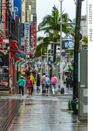 雨の国際通り 141833759