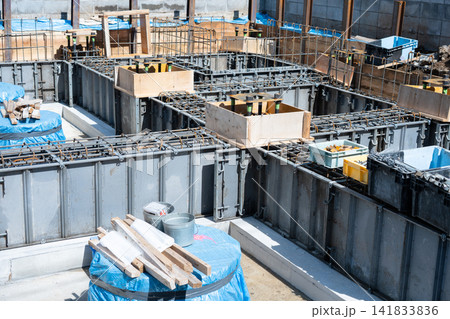 新築住宅の基礎配筋工事とブルーシートでの養生 新築住宅の基礎配筋工事とブルーシートでの養生 141833836