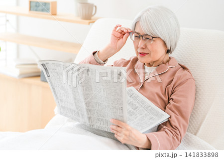 新聞を読むシニア,高齢者の女性(老眼,読めない) 新聞を読むシニア,高齢者の女性(老眼,読めない) 141833898