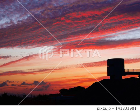 真っ赤に染まる夕焼け雲 真っ赤に染まる夕焼け雲 141833981