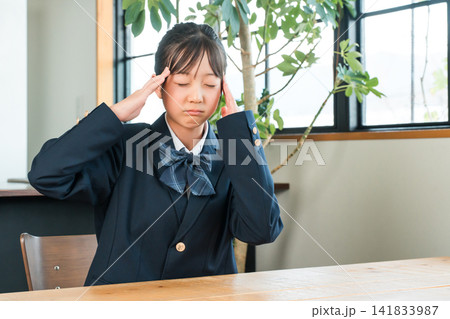 家で悩む,困る,頭痛,体調不良の制服姿の中学生,高校生,小学生 家で悩む,困る,頭痛,体調不良の制服姿の中学生,高校生,小学生 141833987