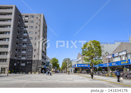横浜市瀬谷区の都市風景　瀬谷駅北口の駅前広場 141834176