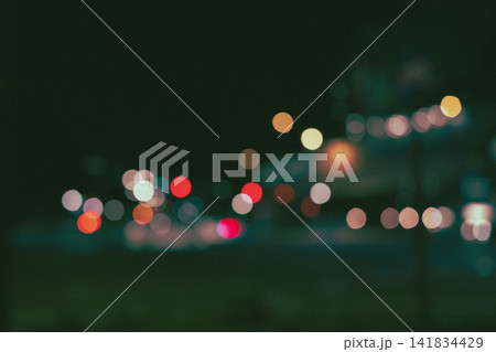 緑がかった夜の街灯がにじむボケ写真 緑がかった夜の街灯がにじむボケ写真 141834429