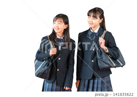 スクールバッグを待つ制服姿の小学生,中学生,高校生の女子生徒と友達 スクールバッグを待つ制服姿の小学生,中学生,高校生の女子生徒と友達 141835622