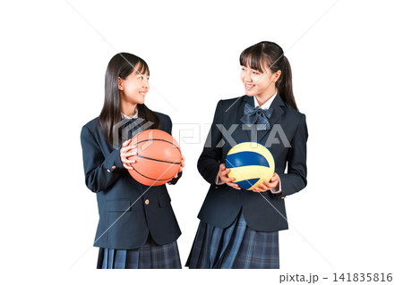 バスケットボールとバレーボールを持つ運動部の高校生,中学生,小学生の女の子 141835816