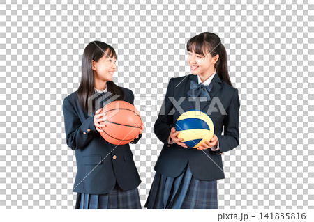 バスケットボールとバレーボールを持つ運動部の高校生,中学生,小学生の女の子 141835816