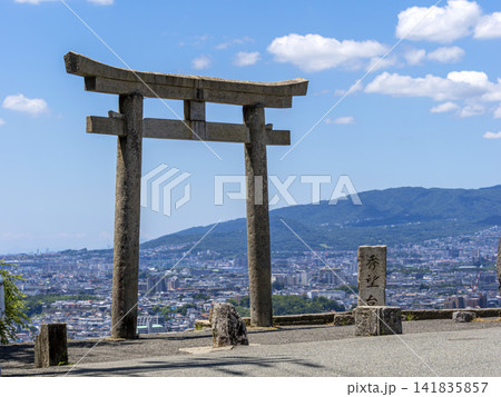 五月山の秀望台に建つ神社の鳥居 141835857