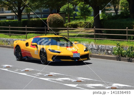イタリア製の黄色いスポーツカー イメージ イタリア製の黄色いスポーツカー イメージ 141836493