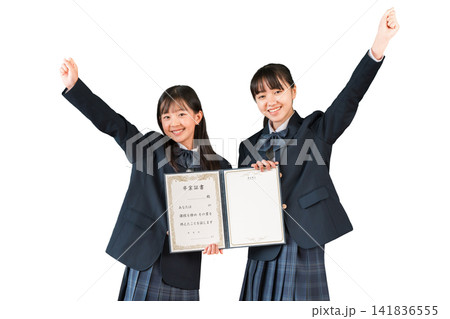 卒業証書を持つ高校生,女子高生(卒業生,卒業式,卒業) 卒業証書を持つ高校生,女子高生(卒業生,卒業式,卒業) 141836555