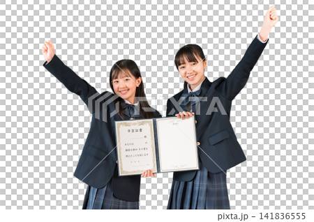 高中女生手持畢業證書(畢業,畢業典禮) 高中女生手持畢業證書(畢業,畢業典禮) 141836555