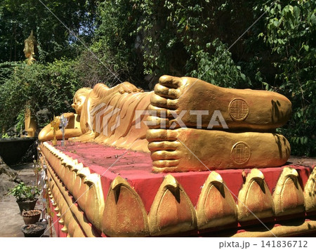 東南アジアの仏教文化:足裏から望む黄金の大きな寝仏 東南アジアの仏教文化:足裏から望む黄金の大きな寝仏 141836712