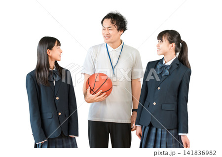 バスケットボールを持つ男性教師とブレザー姿の女子生徒 141836982