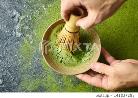 抹茶を点てる 抹茶を点てる 141837285