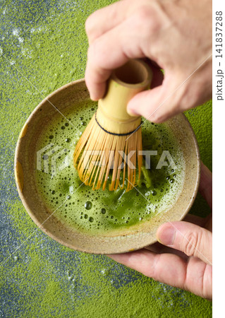 抹茶を点てる 抹茶を点てる 141837288