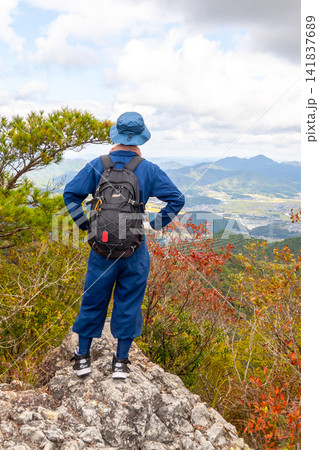 10月のトンガリ山・白髪岳縦走 険しい岩稜を登る登山者と秋晴れの空※作品コメント欄に撮影位置 10月のトンガリ山・白髪岳縦走 険しい岩稜を登る登山者と秋晴れの空※作品コメント欄に撮影位置 141837689