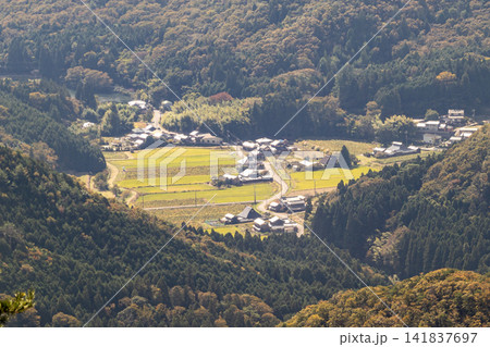 白髪岳・トンガリ山から見下ろす丹波篠山の美しい里山と集落の全景※作品コメント欄に撮影位置 白髪岳・トンガリ山から見下ろす丹波篠山の美しい里山と集落の全景※作品コメント欄に撮影位置 141837697