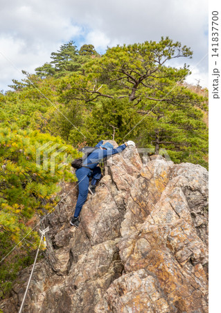 白髪岳の険しい岩稜を登る登山者と秋の絶景 兵庫県丹波篠山市※作品コメント欄※作品コメント欄に撮影位置 白髪岳の険しい岩稜を登る登山者と秋の絶景 兵庫県丹波篠山市※作品コメント欄※作品コメント欄に撮影位置 141837700