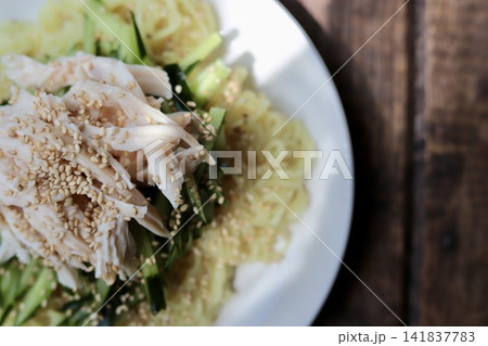 塩麹でしっとりさせたほぐしサラダチキンとキュウリの冷やしラーメン 141837783