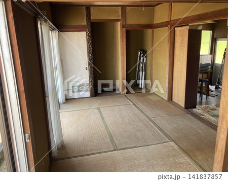 フォーム前の古い和室と畳のある日本家屋 141837857