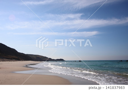 さざ波の打ち寄せる角島の浜辺の風景 さざ波の打ち寄せる角島の浜辺の風景 141837983