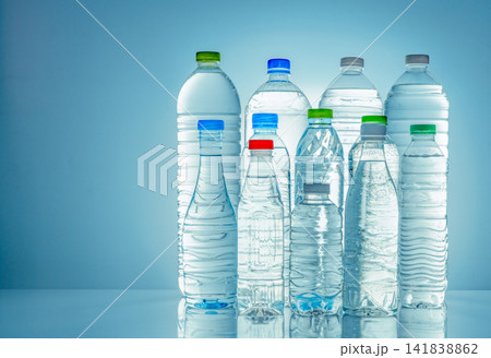 Set of transparent plastic water bottle with blank label. Clear water and natural mineral bottle with white, green, red, and blue cap. Healthy drink. Collection of plastic bottle with full liquid. Set of transparent plastic water bottle with blank label. Clear water and natural mineral bottle with white, green, red, and blue cap. Healthy drink. Collection of plastic bottle with full liquid. 141838862
