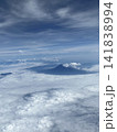 飛行機から見た雲と富士山 141838994