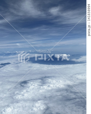 飛行機から見た雲と富士山 飛行機から見た雲と富士山 141838994