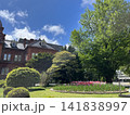 庭園の洋館と新緑と青空と白い雲 141838997