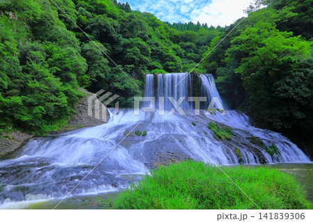夏の龍門の滝(大分県九重町) 夏の龍門の滝(大分県九重町) 141839306