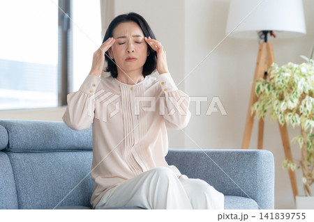 リビングで体調が悪いミドルの女性 141839755