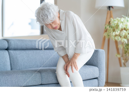 リビングで体調が悪いシニアの女性 141839759