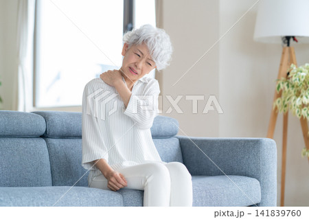 リビングで体調が悪いシニアの女性 141839760