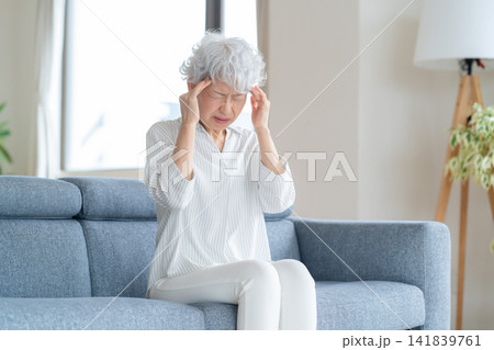 リビングで体調が悪いシニアの女性 141839761