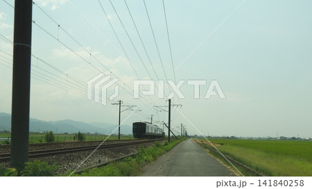 地震による被害か、奥で架線柱が傾いた地方の鉄道線路 地震による被害か、奥で架線柱が傾いた地方の鉄道線路 141840258