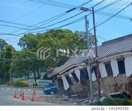 地震により道路側に大きく崩壊・傾いた歴史的建造物の土壁 地震により道路側に大きく崩壊・傾いた歴史的建造物の土壁 141840390