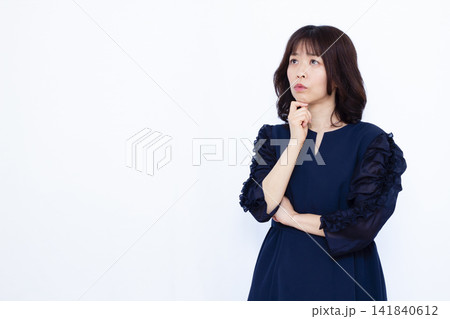 真剣に悩んでいる女性 真剣に悩んでいる女性 141840612