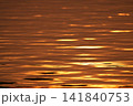 夕焼け色に染まる水面 141840753