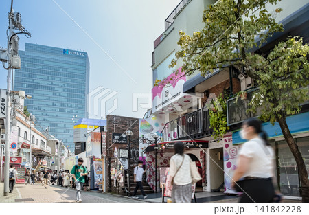 東京都渋谷区の都市風景　原宿竹下通りの街並み 141842228
