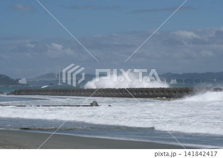 荒れる海と荒れる波 荒れる海と荒れる波 141842417