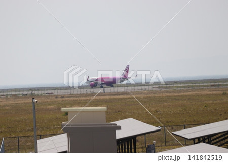 滑走路に移動している飛行機 滑走路に移動している飛行機 141842519