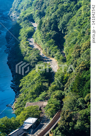 小歩危峡沿いを走るJR土讃線の特急列車 141842542